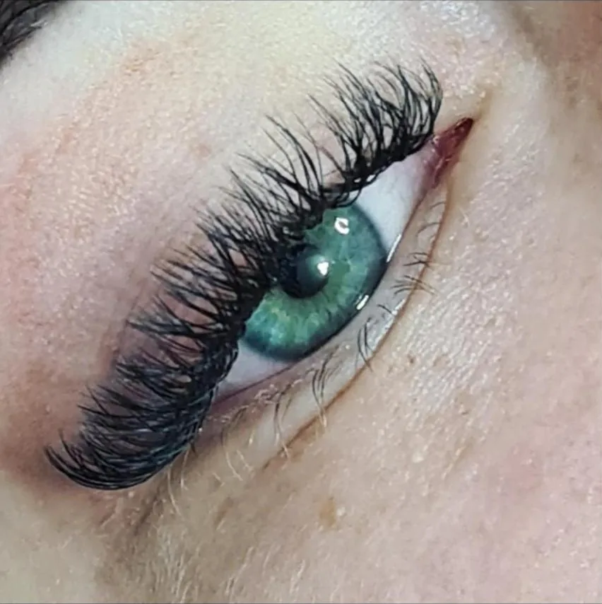 Olho verde com extensão de cílios estilo brasileiro, visto de perto